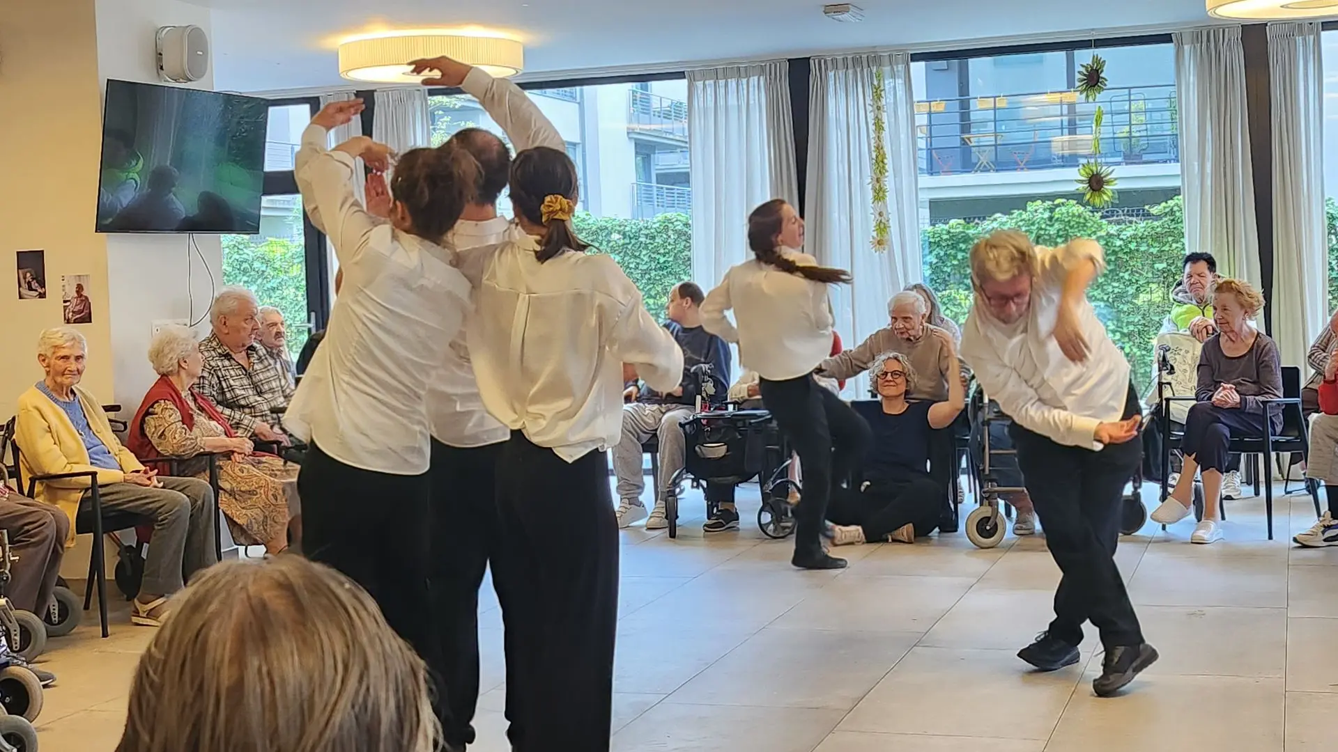 Une performance du collectif Dans'action